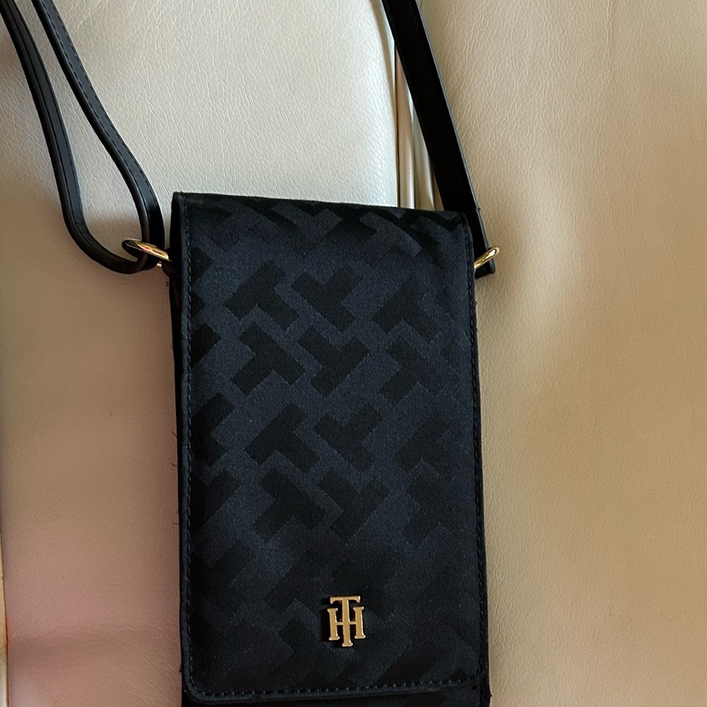 Tommy Hilfigher phone and card cross body wallet